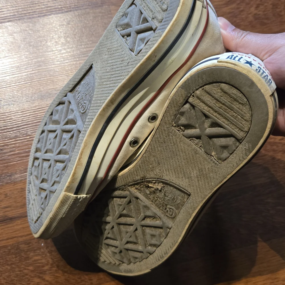 Converse Beige Low-Tops with Red Accents